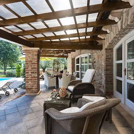 Karim Near Porec With Large Garden & 50 M2 Private Pool Ladrovici
