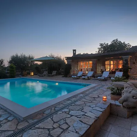 Villa Karim Near Porec With Large Garden & 50 M2 Private Pool Ladrovici