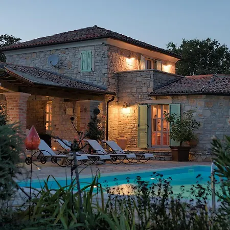 Karim Near Porec With Large Garden & 50 M2 Private Pool Villa Ladrovici