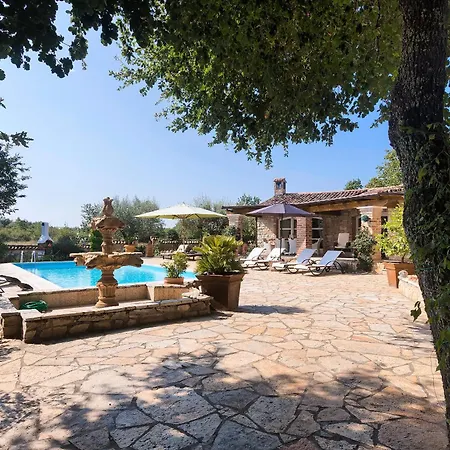Villa Karim Near Porec With Large Garden & 50 M2 Private Pool Ladrovici