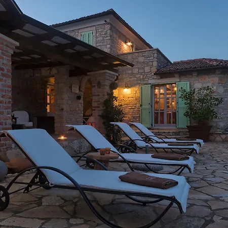 Villa Karim Near Porec With Large Garden & 50 M2 Private Pool Ladrovici